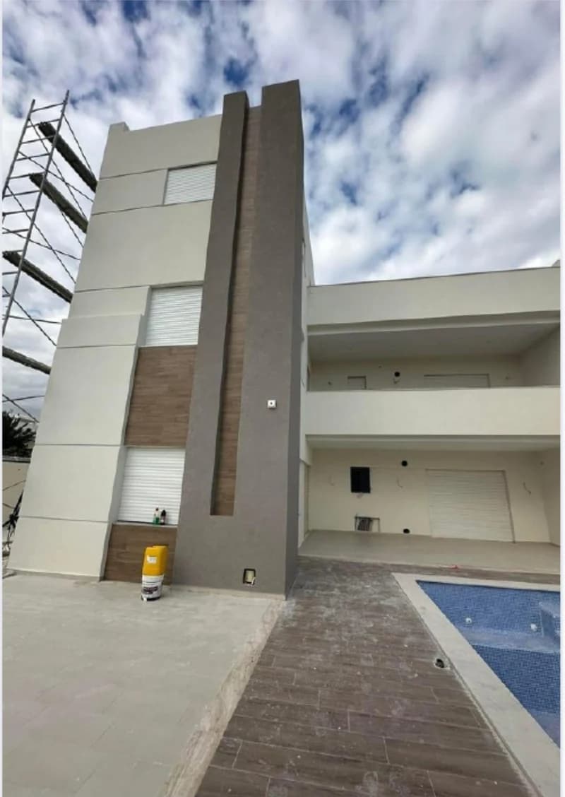 Façade de villa et travaux extérieurs près d’une piscine