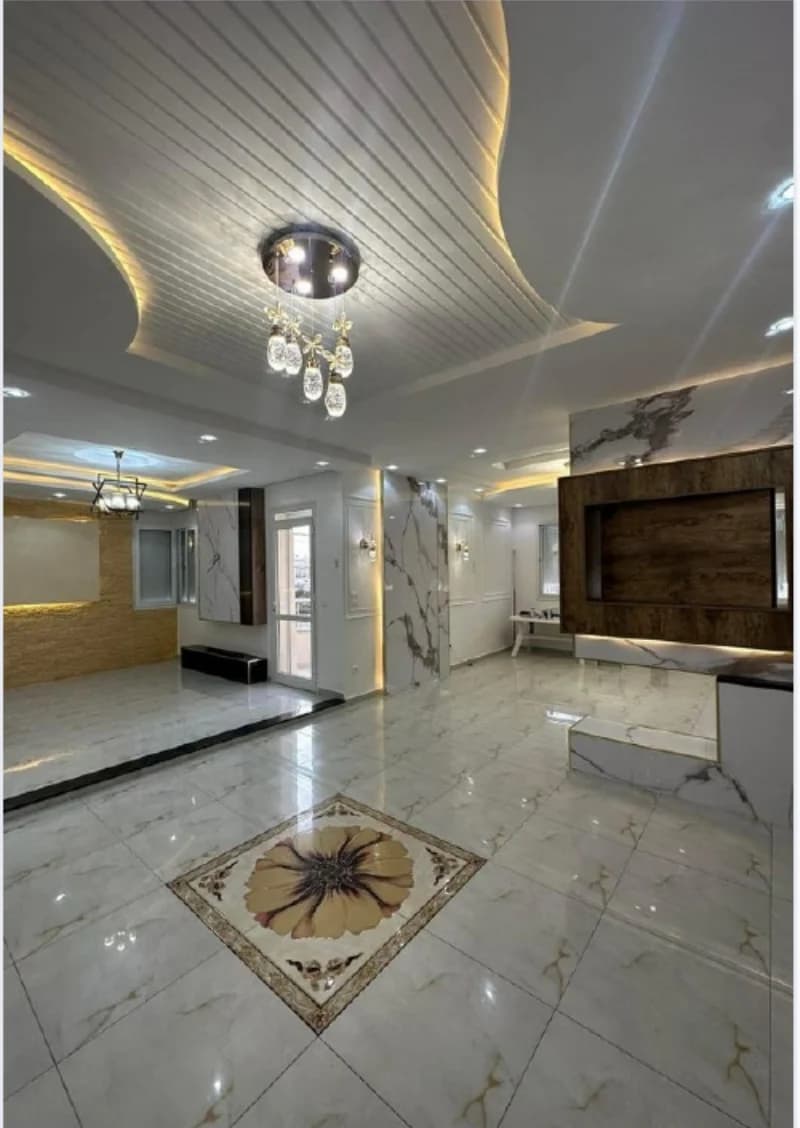 Faux plafond avec éclairage intégré dans un espace intérieur
