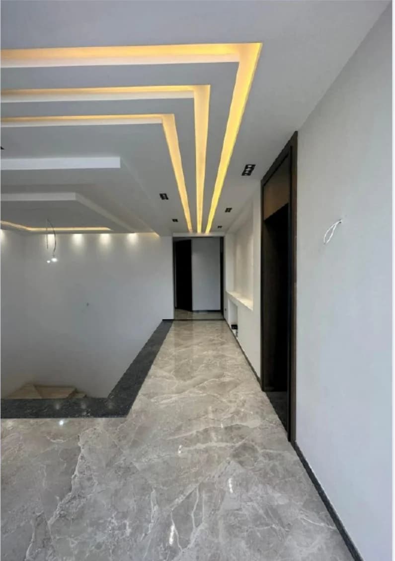 Plafond géométrique éclairé dans une circulation