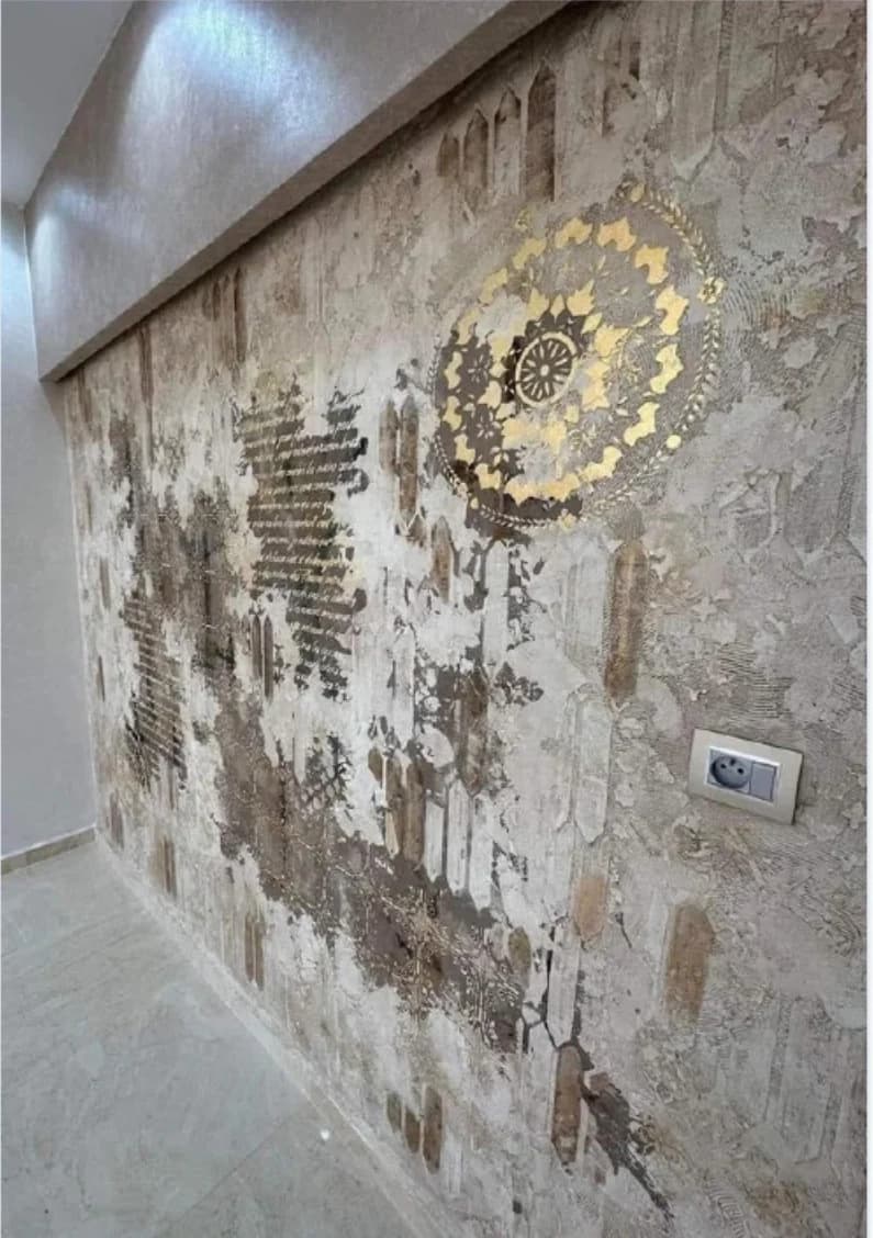 Mur décoratif avec motifs dorés